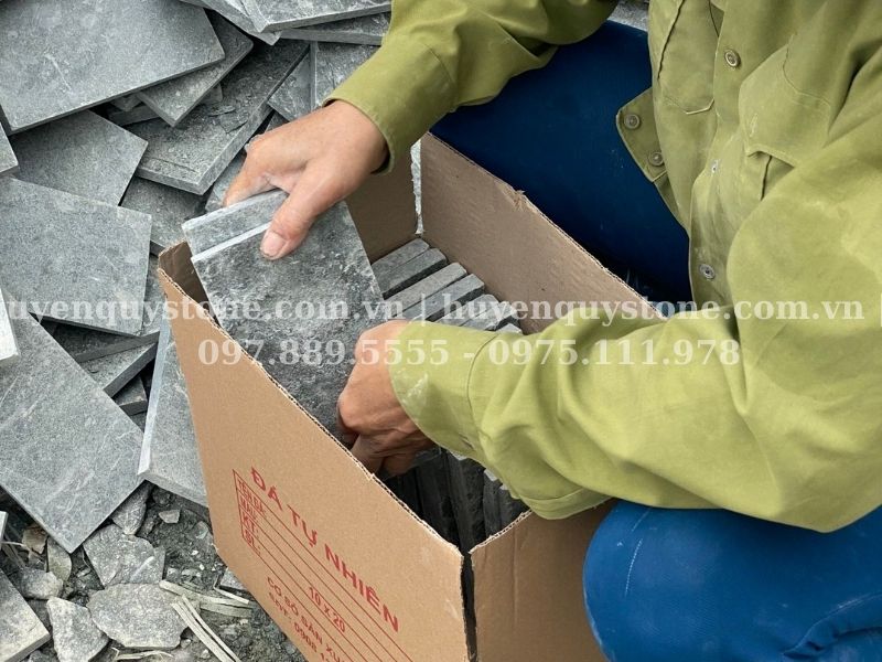 Công nhân bốc đá xanh rêu bóc xếp vào hộp