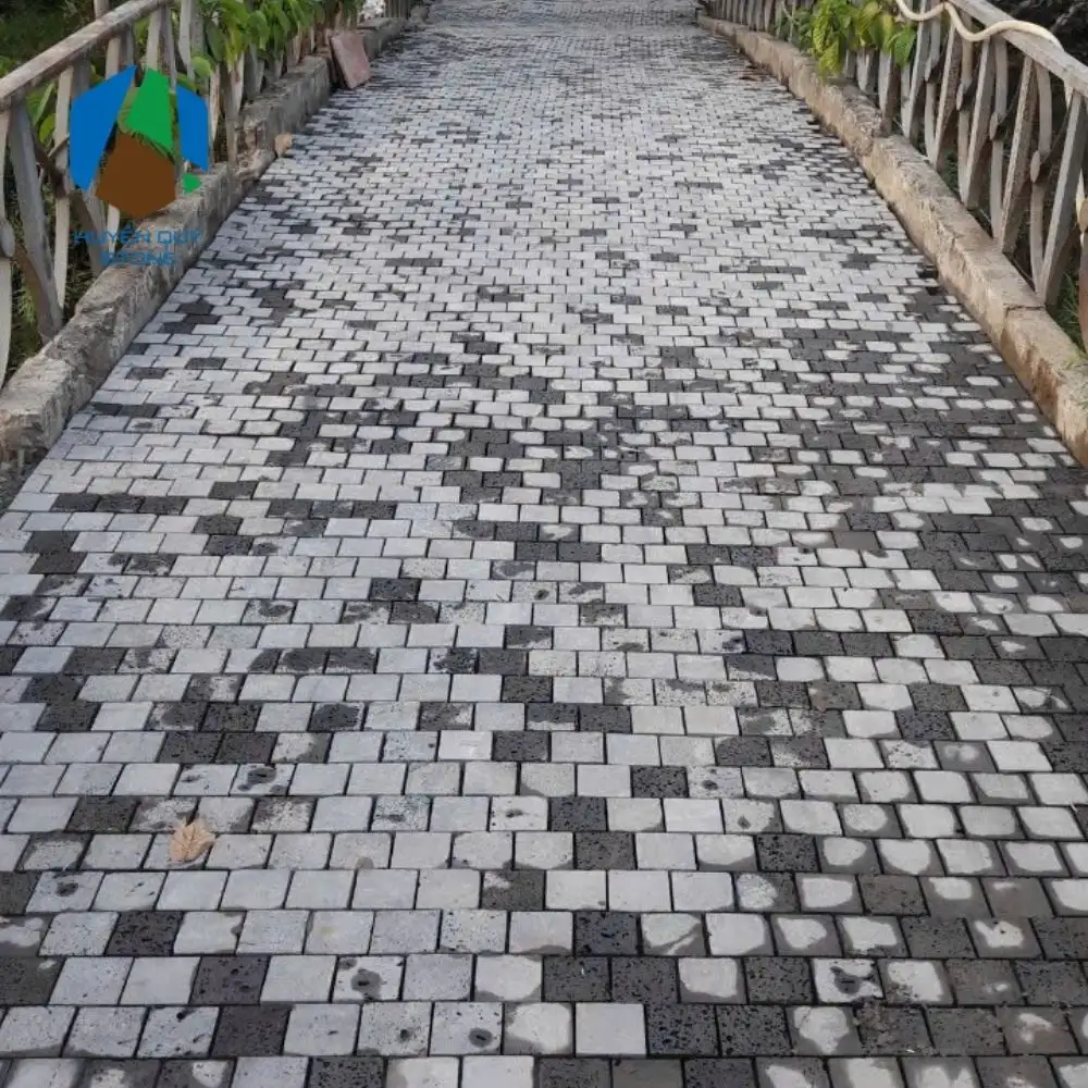 đá ong xám lát sân vườn