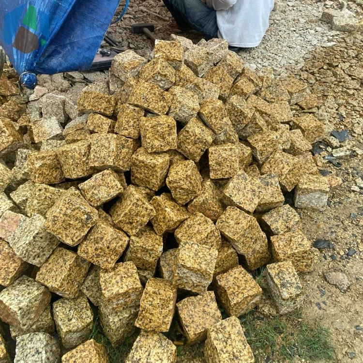 Đá Cubic Vàng Bình Định Chẻ Tay - Ảnh 5