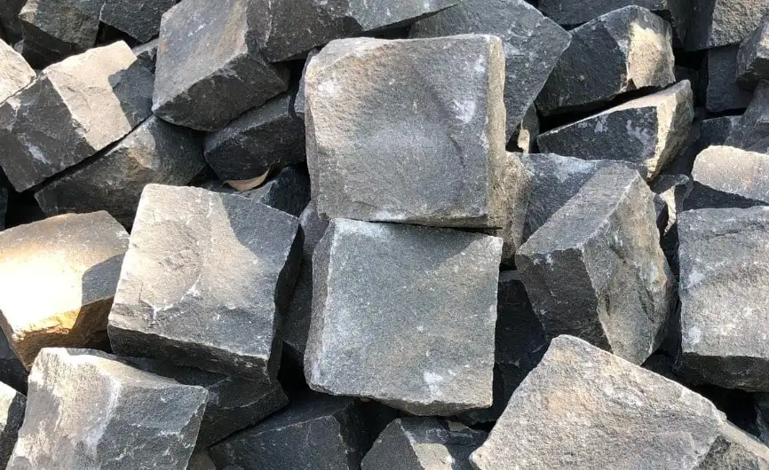 Đá cubic chẻ tay sử dụng để lát công trình vỉa hè