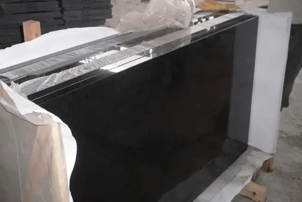 Đá bazan đen mài bóng lát sân vườn