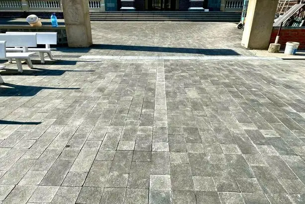 Bề mặt đá bazan lát sân vườn được gia công tạo nhám nên có khả năng chống trơn trượt rất tốt