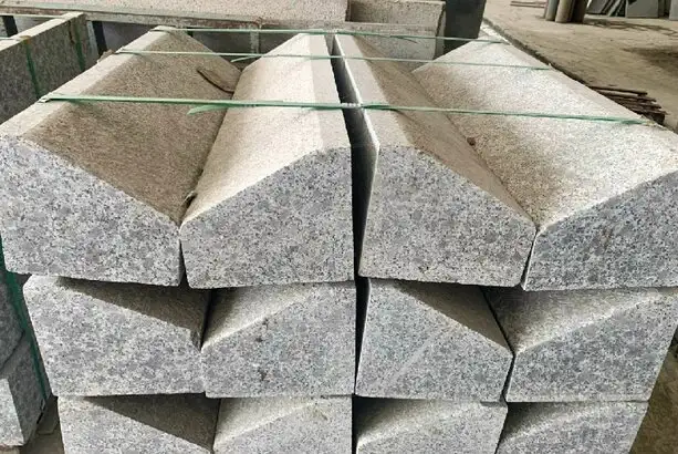 Mẫu đá bó vỉa tím hoa cà vát cạnh ốp lề đường giúp xe chạy lên được