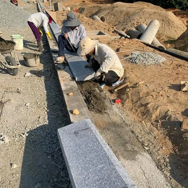 Tiến hành lát đá bó vỉa