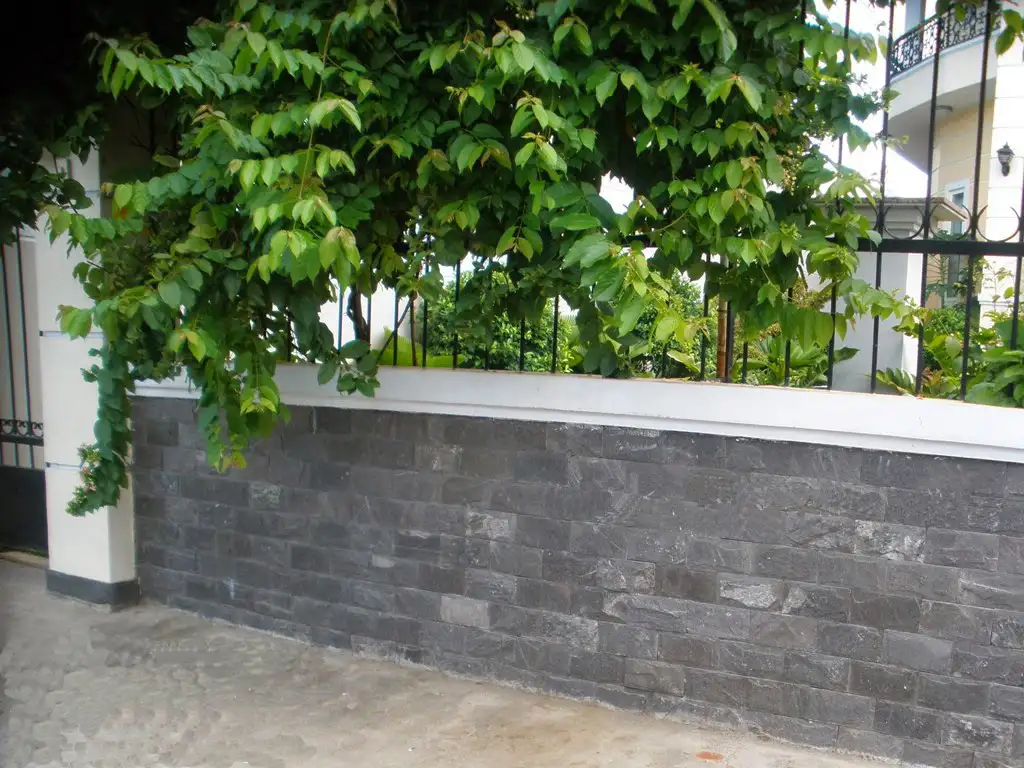đá chẻ ốp chân tường