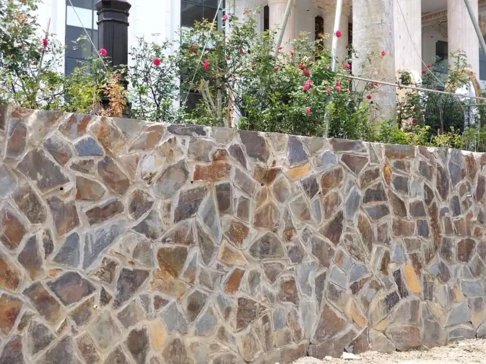 đá chẻ ốp chân tường