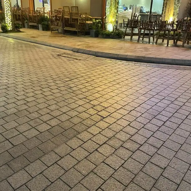 Đá granite băm mặt lát sân vườn quán cà phê