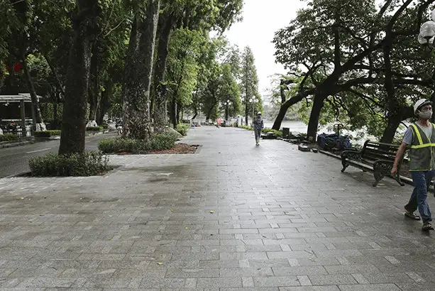 Đá lát vỉa hè granite tím hoa cà khò mặt được sử dụng để lát lối đi lại khu vực quanh bờ hồ Hoàn Kiếm