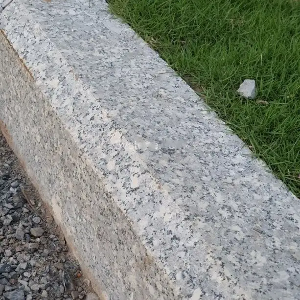 Đá granite trắng Suối Lau được sử dụng để bó vỉa hè, bồn cây lề đường