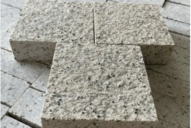 Đá granite vàng băm mặt lát sân vườn