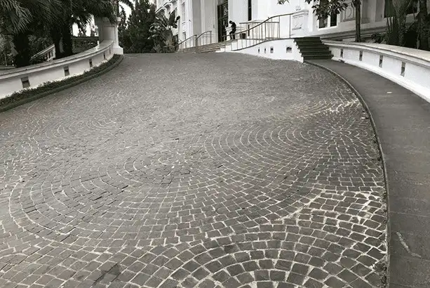 Đá lát vỉa hè cubic bazan được thiết kế lát kiểu vòng tròn độc đáo