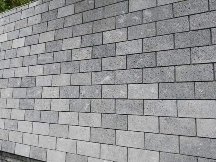 đá ong xám lát sân vườn