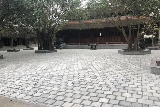 Đá xanh đen Thanh Hóa băm mặt trừ viền lát nền sân vườn ngôi chùa