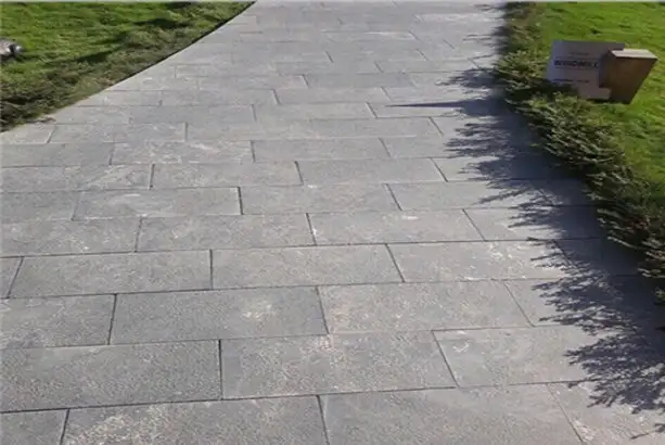 Đá bazan xám băm mặt lát lối đi vỉa hè trong công viên