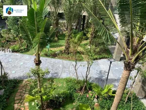 Đá tự nhiên lát sân vườn cảnh quanh Ecopark - Hà Nội, do Huyền Qúy Stone cung ứng vật liệu