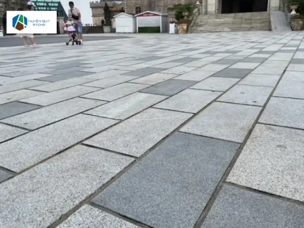 Đá Granite sử dụng lát sân quảng trường, khu vui chơi