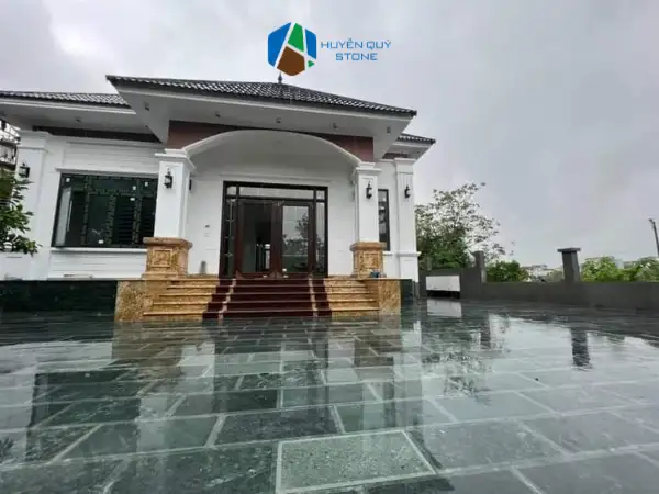 Đá Thanh Hóa lát sân vườn đảm bảo độ bền, màu sắc tự nhiên, thẩm mỹ