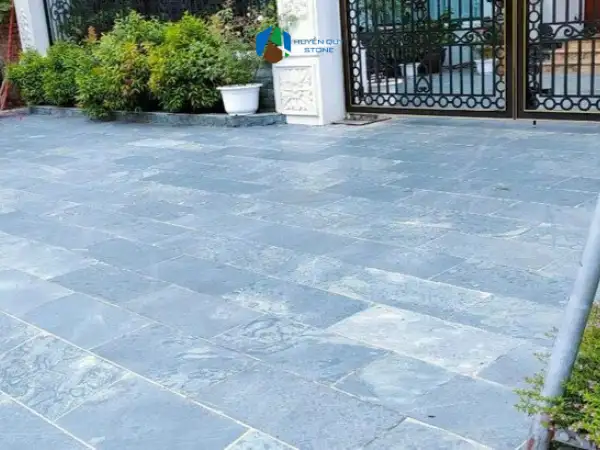 Đá xanh đen lát sân vườn biệt thự