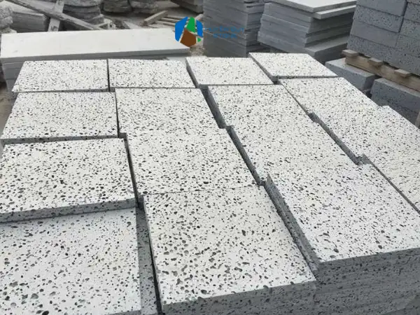 Bề mặt đá ong xám lát sân vườn kích thước 40x40
