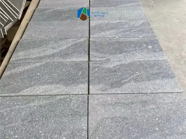 Đá Granite xám sáng lát sân