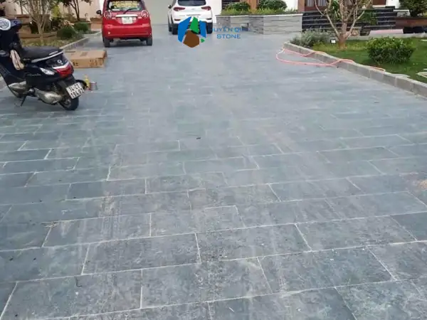Đự tự nhiên lát sân để xe