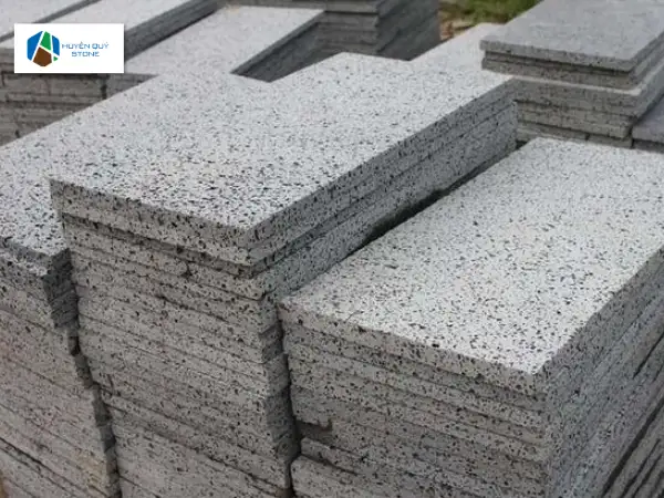 Mẫu đá ong xám lát sân vườn