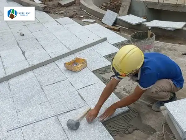 Thi công lát đá sân vườn trên nền bê tông