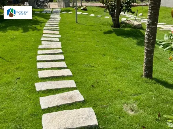 Lát đá bước dặm sân vườn xen kẽ cỏ