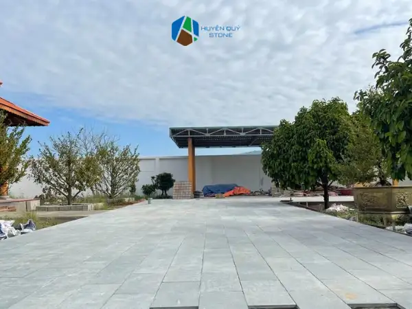 Thi công đá lát sân vườn chuyên nghiệp - Huyền Quý Stone