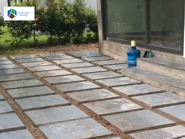 Thi công đá lát sân vườn trên nền cát