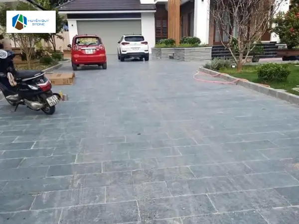 Chọn các loại đá lát sân vườn chịu lực tốt cho khu vực xe thường xuyên qua lại