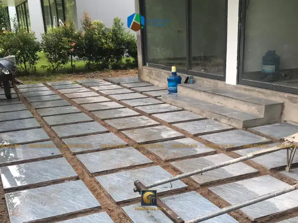 Chuẩn bị nền thi công lát đá sân vườn biệt thự