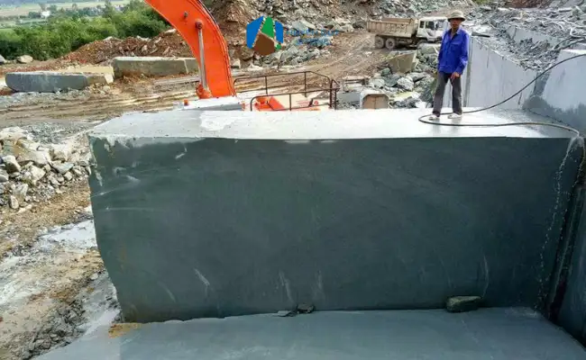 Đá khối tự nhiên được khai thác bởi Huyền Quý Stone - vân đá sáng rõ