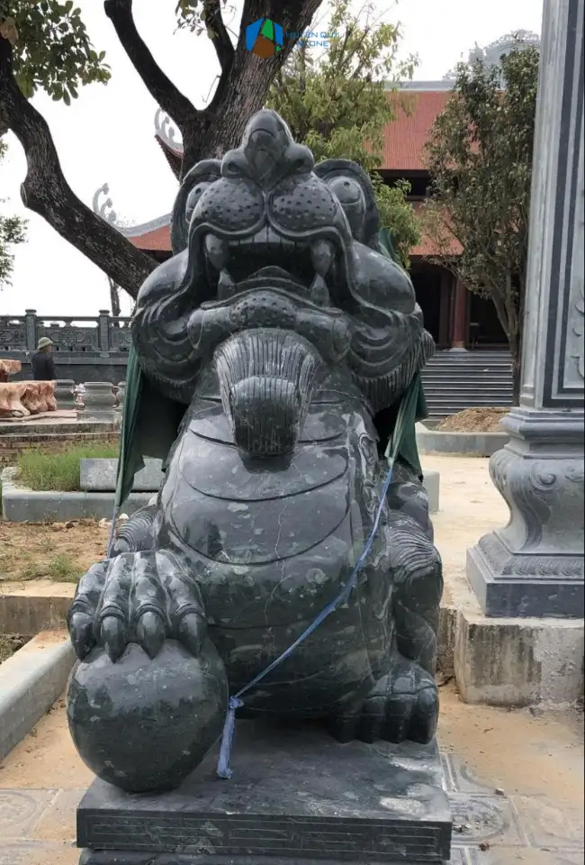 Tượng linh vật đá khối xanh rêu
