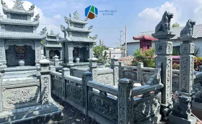 Vật phẩm tâm linh chế tác từ đá khối xanh rêu