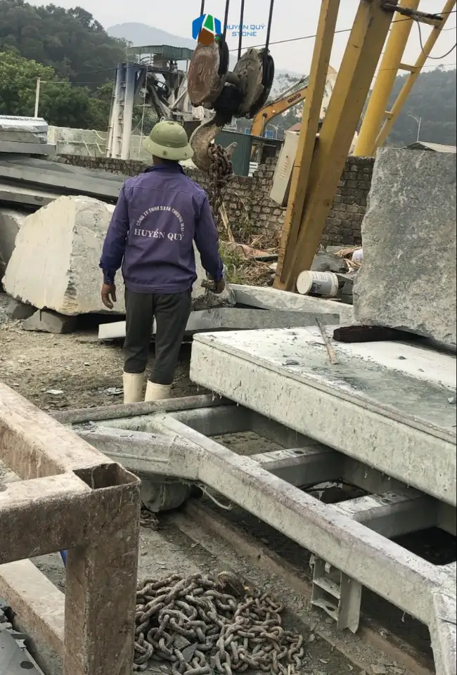 Vận chuyển đá khối xanh rêu khối lượng lớn an toàn