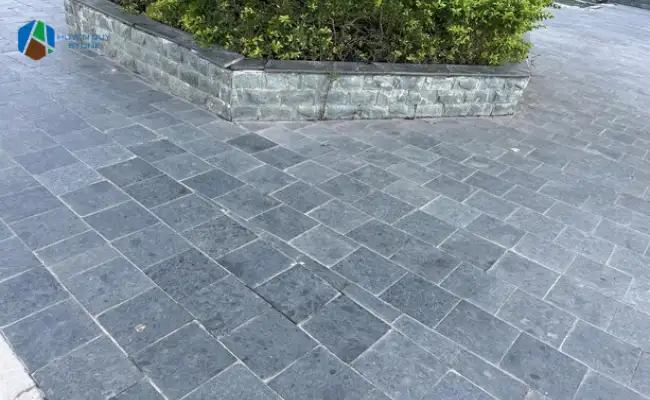 Ứng dụng đá lát sân vườn 30x30 cho khuôn viên