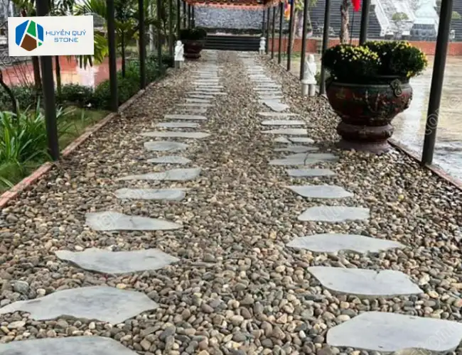 Đá cuội nhí lát sân vườn