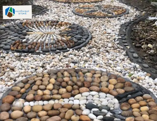 Mosaic đá cuội tạo điểm nhấn nghệ thuật cho lối đi biệt thự
