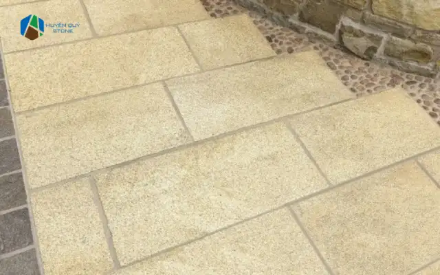Đá vàng Bình Định lát sân vườn