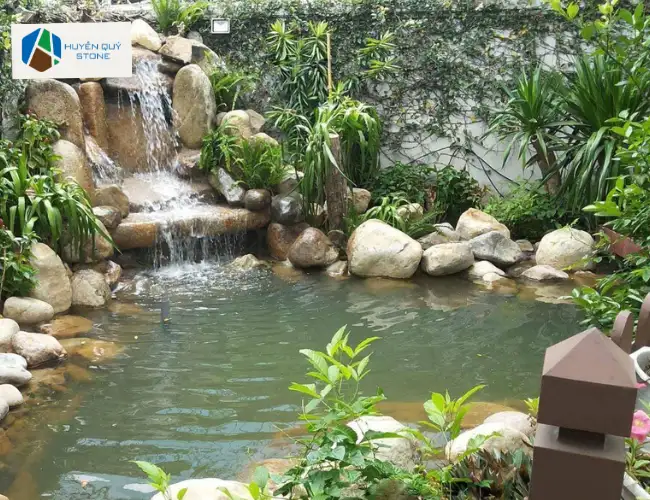 Đá cuội bo viền hồ cá Koi tạo đường nét tự nhiên