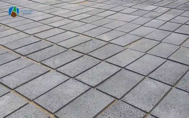 Đá tổ ong xám lát sân vườn
