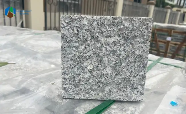 Đá lát lối đi trắng suối lau - mẫu đá lát sân vườn 30x30 phong cách nhiệt đới