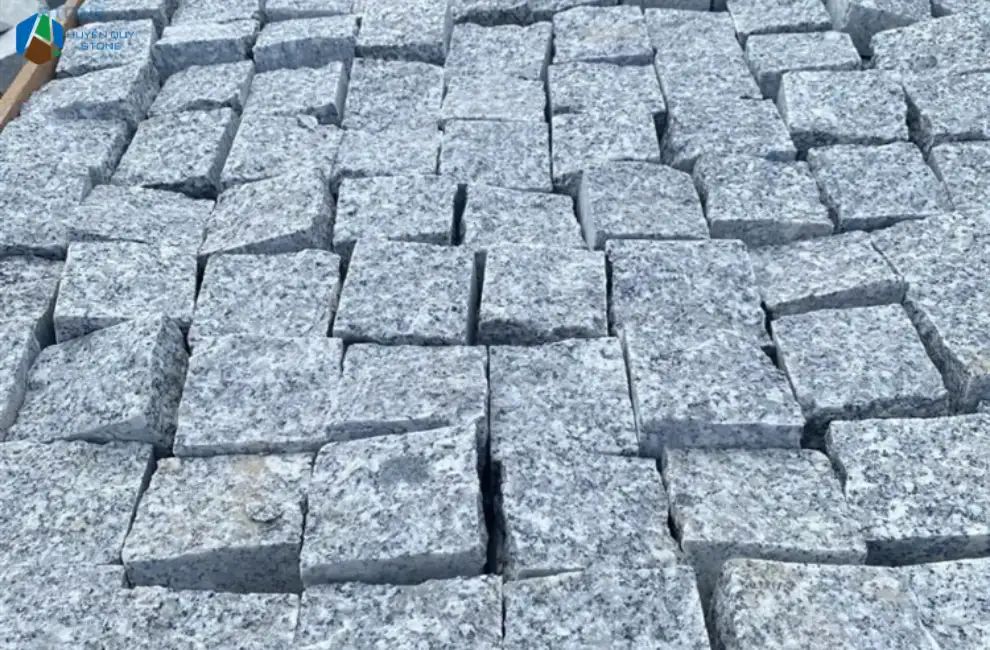 Đá cubic trắng suối lau chẻ tay