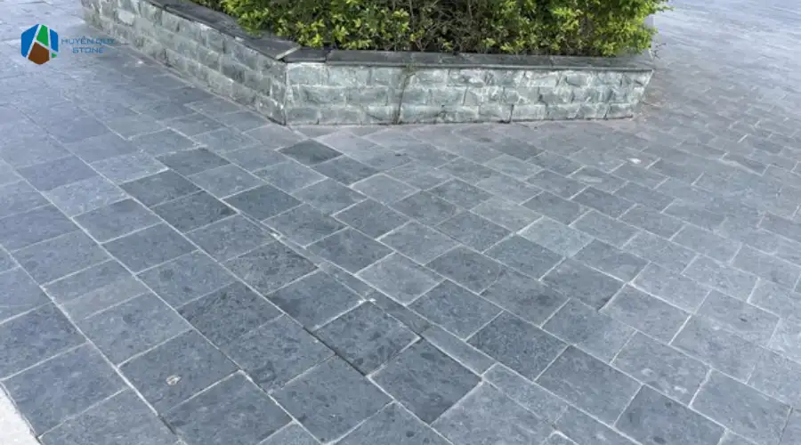 Đá lát sân vườn kích thước vuông