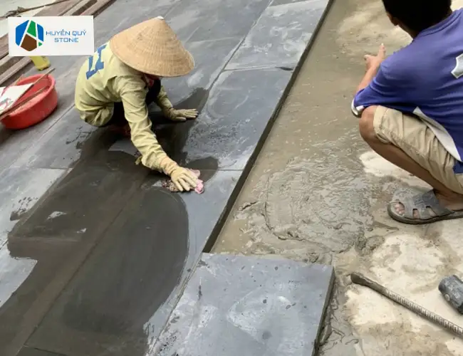 Đặt đá khít, đều trong quá trình lát đá sân vườn