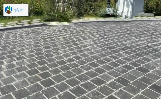 Đá bazan lát lối đi khu nghỉ dưỡng