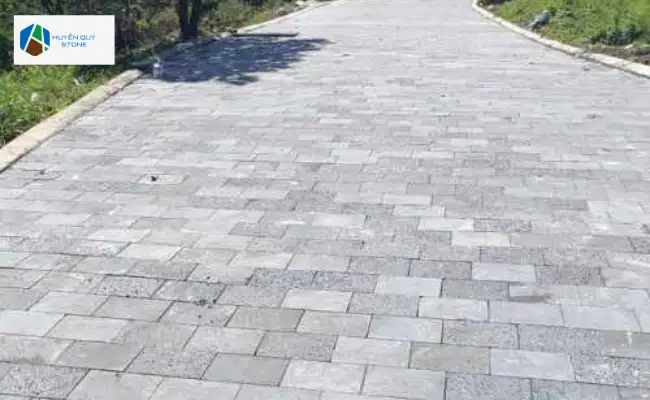 Đá ong xám lát sân tạo hiệu ứng thẩm mỹ độc đáo