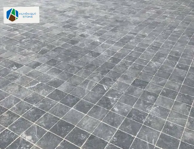 Đá cubic xanh đen lát sân vườn, tạo điểm nhấn ấn tượng, sang trọng