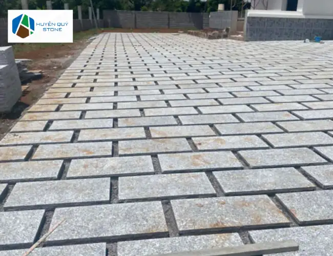 Mẫu Granite đen Phú Yên lát sân cảnh quan đô thị